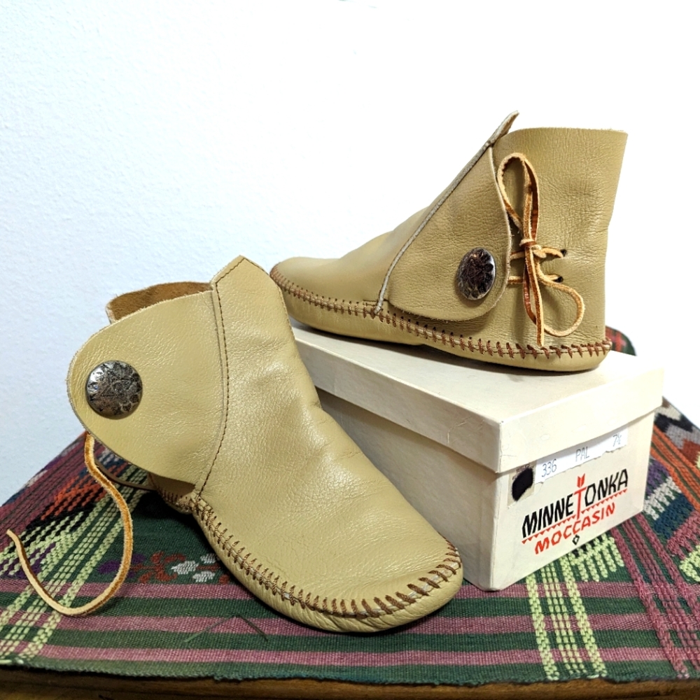 Vintage Leather Minnetonka Moccasin booties in original box!